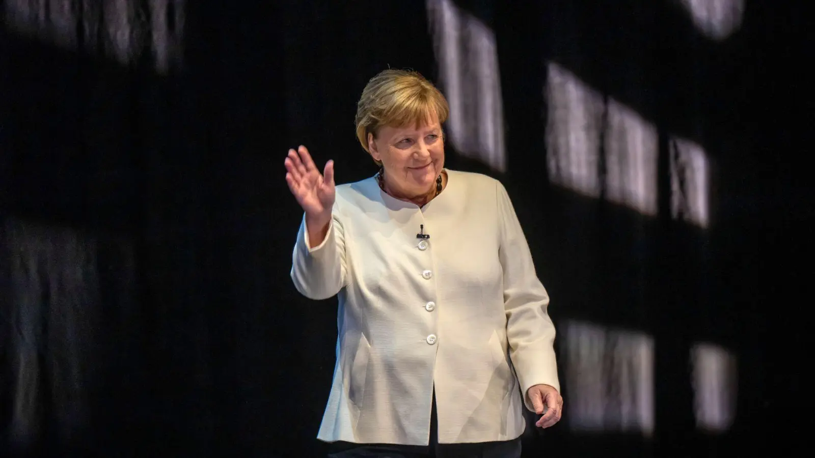 Die frühere Bundeskanzlerin Angela Merkel gibt sich bei der Vorstellung ihrer Memoiren schlagfertig und ein wenig selbstkritisch. (Foto: Michael Kappeler/dpa)