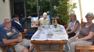 Harry Steziwka, Karl-Heinz Haag, Irene Oeder, Bärbel Franz und Ingrid Tisch-Rottensteiner (von links) vom Neustädter Seniorenrat, haben mit Blick auf den Seniorentag am 20. Juni in Neustadt noch einiges zu besprechen. (Foto: Ute Niephaus)