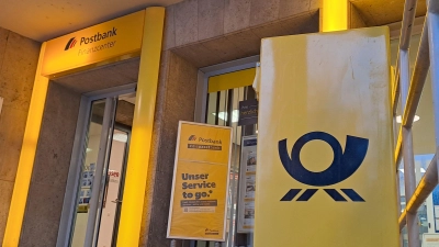 Post- und Paketdienstleistungen wird es in Zukunft in der Postbank-Filiale am Bahnhof nicht mehr geben. Die Bank konzentriert sich auf ihr Kerngeschäft. (Foto: Johannes Hirschlach)