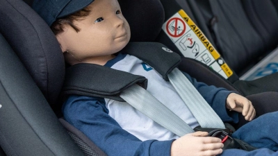 Nur mal kurz allein lassen? Schläft ein Kind auf dem Rücksitz im Auto, können sommerliche Temperaturen lebensgefährlich werden. (Foto: Mark von Nordheim/ADAC/ABGEDREHT/dpa-tmn)