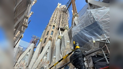 Auch nach mehr als 140 Jahre nach der Grundsteinlegung ist die Sagrada Familia noch eine große Baustelle. In etwa zehn Jahren könnte die Basilika fertig sein. (Foto: Jan-Uwe Ronneburger/dpa)