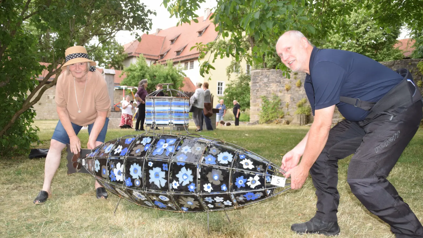 Das U-Boot von Silvia Lobenhofer-Albrecht taucht mit Hilfe von Uhr Buley im Klostergarten ab, um ab 7. Oktober in Weißenburg wieder aufzutauchen.