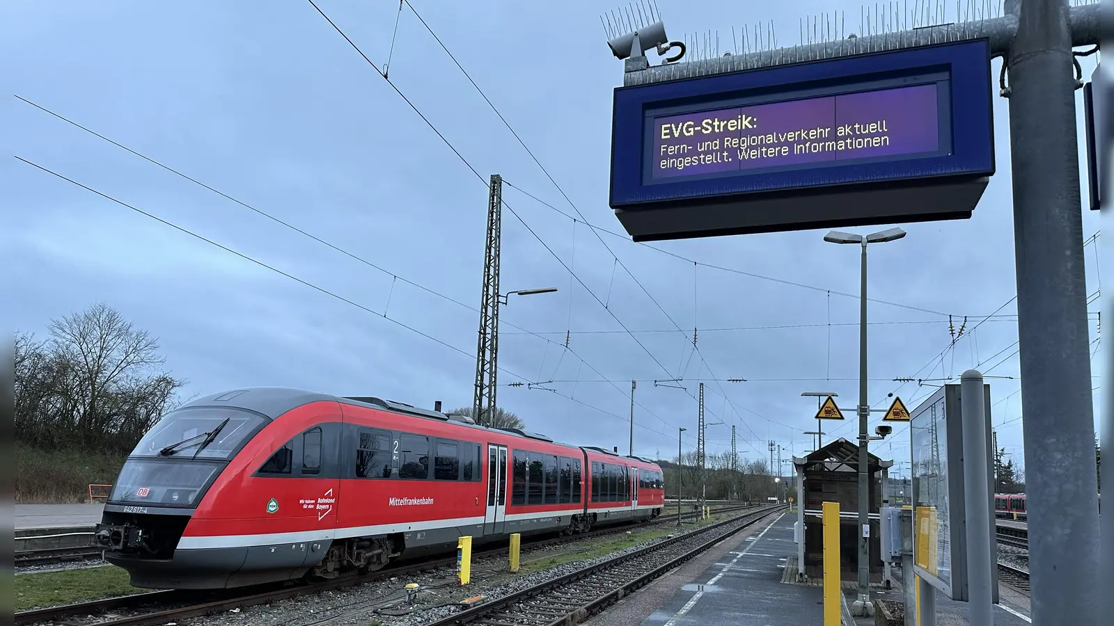 Auch dieser Zug am Bahnhof in Steinach bewegte sich am Montagmorgen keinen Zentimeter. (Foto: Gudrun Bayer)