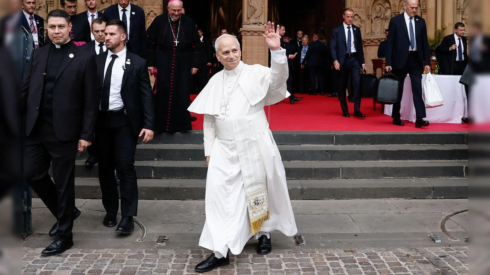 Papst Leo XIV. ist nach vier Tagen in Frankreich zurück in Rom. (Foto: Benoit Tessier/Pool Reuters/AP/dpa)