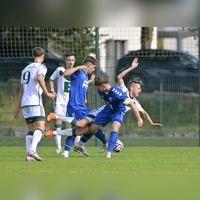 Halten zusammen: Ben-Luis Kuhr (blaues Trikot, links) und Niklas Körber (rechts) tragen weiterhin das Trikot des SVG Steinachgrund.  (Foto: Martin Rügner)