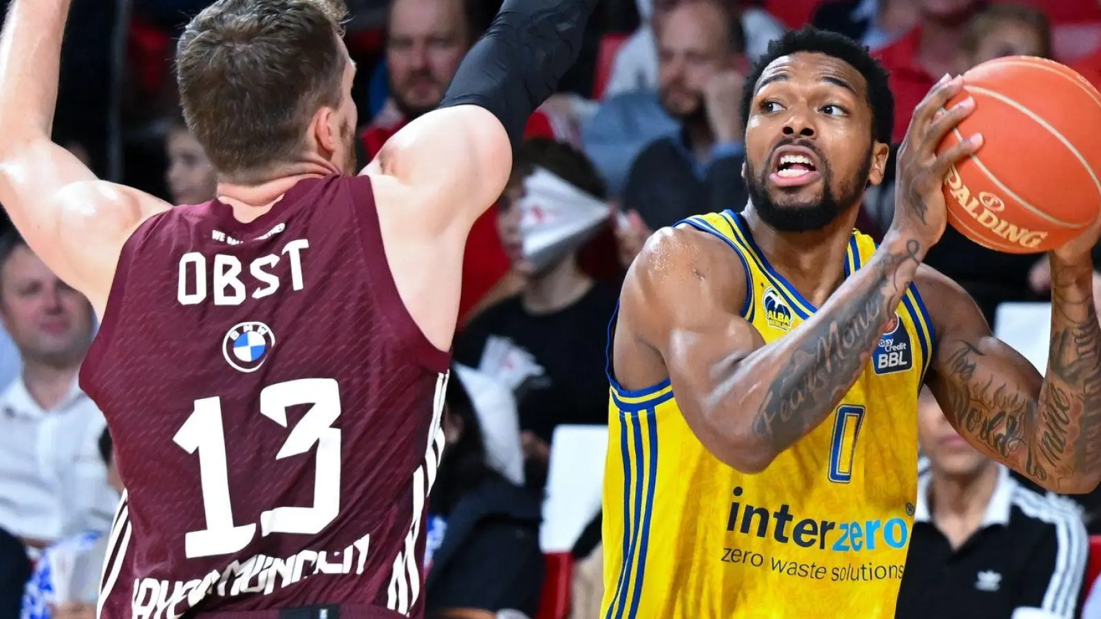 Andreas Obst (l) von München und Sterling Brown von Berlin kämpfen um den Ball. (Foto: Sven Hoppe/dpa)