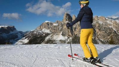 Die Aussicht auf Sassongher und Sellastock zwingen gleich nach dem Start am Piz La Ila zum kurzen Aussichtsstopp. (Foto: Florian Sanktjohanser/dpa-tmn)