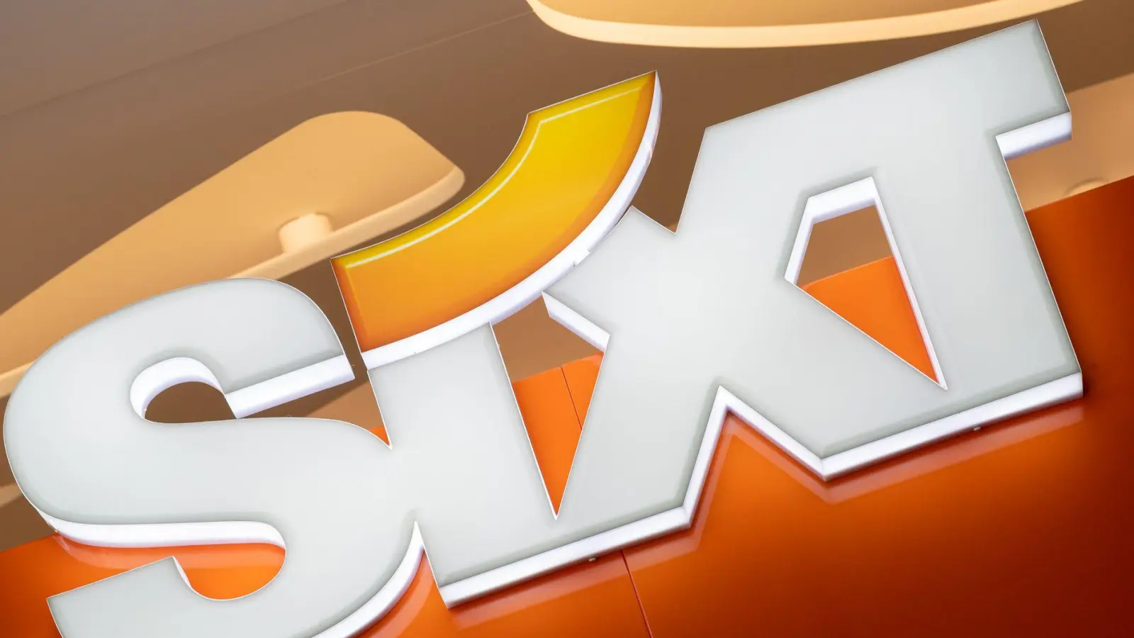 Der Autovermieter Sixt macht vorsichtige Pläne für den Sommer. (Symbolbild) (Foto: Peter Kneffel/dpa)
