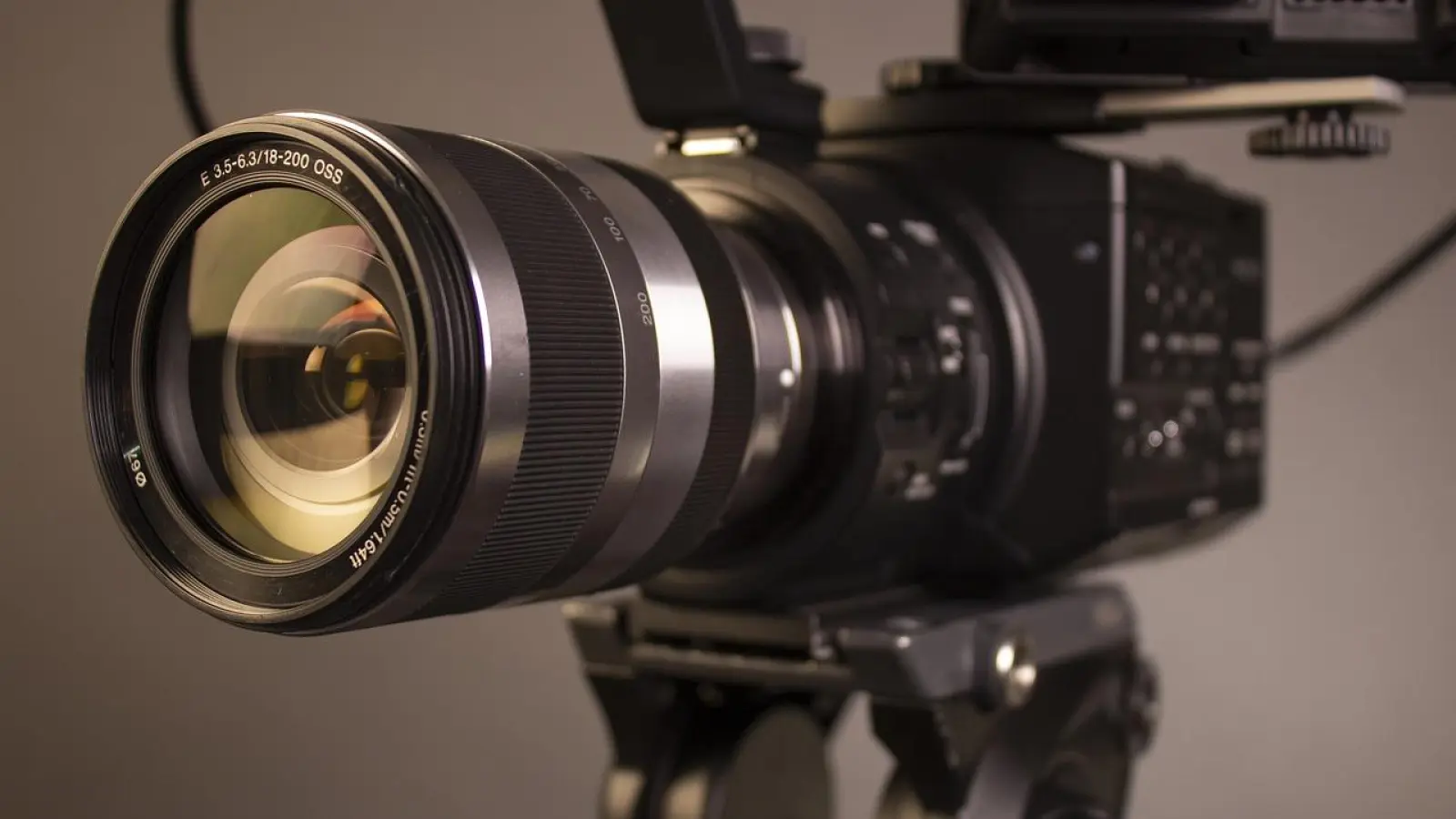 Der Angeklagte aus dem Landkreis Ansbach machte pornografische Aufnahmen von sich und seiner minderjährigen Freundin. (Foto: pixabay / Alan Barrington)