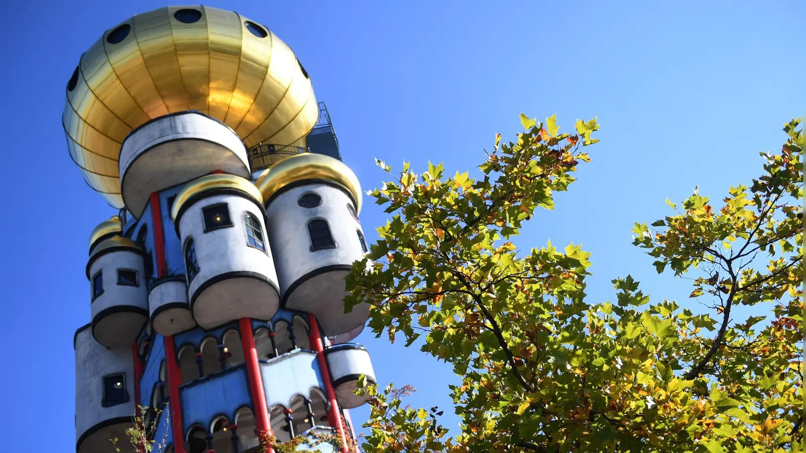 Bekannt war Hundertwasser für seine märchenhaften Architekturentwürfe - zum Beispiel der Kuchlbauer-Turm in Abensberg - ursprünglich von Friedensreich Hundertwasser erdacht und geplant. (Archivfoto) (Foto: Felix Hörhager/dpa)