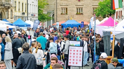 Bei der vorigen Ausbildungsstellenbörse im September kamen – trotz des mäßigen Wetters – 3500 bis 4000 Besucher in die Altstadt. So schätzte es Hauptorganisator Horst Maußner. (Archivfoto: Jim Albright)