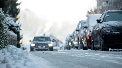 In der Nacht könnte Glatteis für Gefahr sorgen. (Foto: Daniel Vogl/dpa)