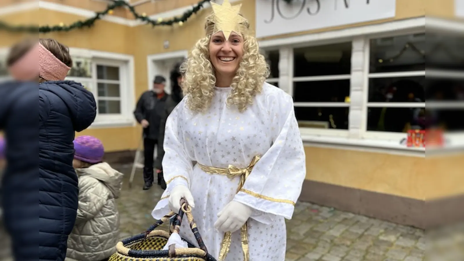 Zahlreiche Gaben brachte das Christkind am Sonntag nach Leutershausen mit. (Foto: Laura Nadler)