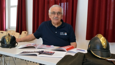 Helmut Reiß hat rund ums Feuerwehrwesen in Gutenstetten und der weiten Welt recherchiert. Das Ergebnis ist ein 150 Seiten starkes Büchlein. (Foto: Johannes Zimmermann)