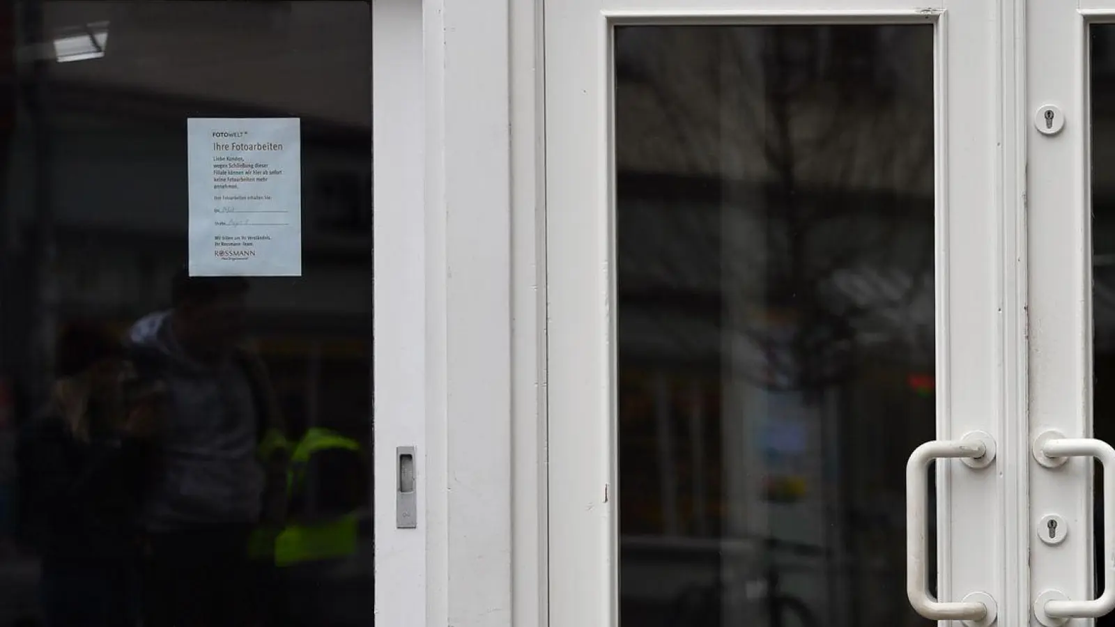 Geschlossen sind die Türen der früheren Filiale eines Drogeriemarktes. (Foto: Martin Schutt/dpa-Zentralbild/dpa)