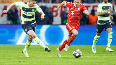 Kevin de Bruyne (l) und Joshua Kimmich sind nur bis zum 30. Juni 2025 vertraglich gebunden. (Foto: Matthias Balk/dpa)