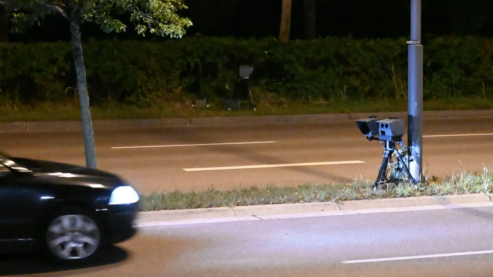 In beide Richtungen maß die Polizei am Samstagabend auf der Ansbacher Residenzstraße. Ein Gerät stand auf dem Mittelstreifen, ein anderes an der Hecke im Hintergrund. Die meisten hielten sich wie hier auf unserem Foto an das Tempolimit.  (Foto: Manfred Blendinger)