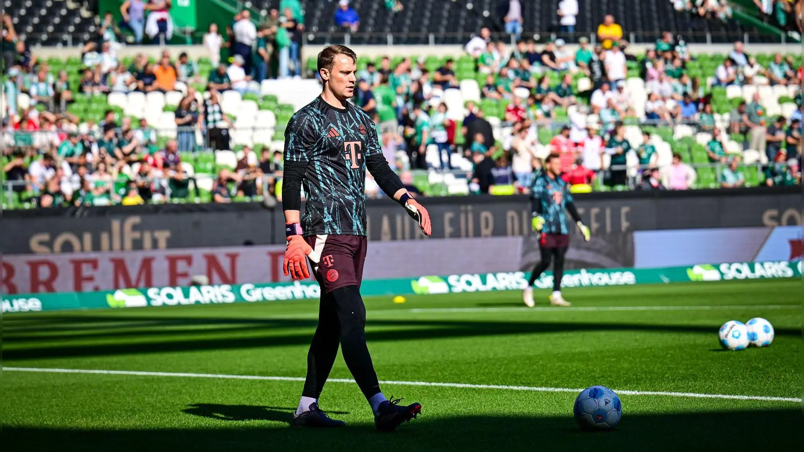 Manuel Neuer musste in Bremen nach dem Aufwärmen doch passen. (Foto: Sina Schuldt/dpa)