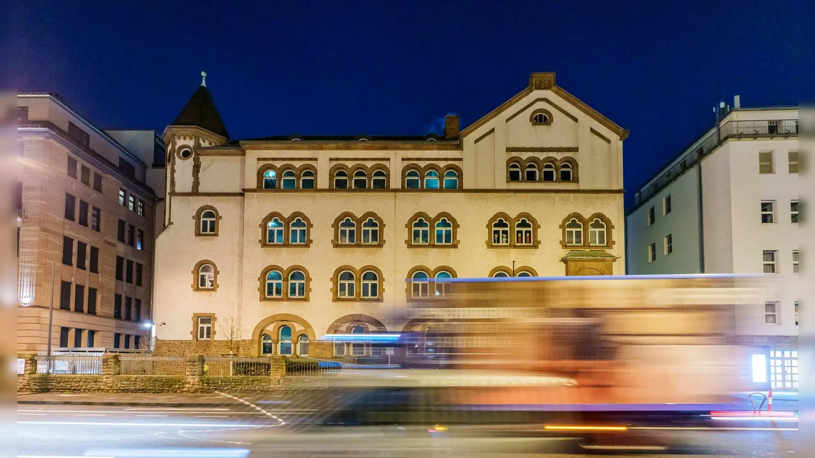 Die Schule des vermissten Jungen in Frankfurt. (Foto: Andreas Arnold/dpa)
