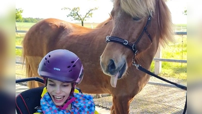 Beim therapeutischen Reiten strahlt das schwerbehinderte Mädchen. (Foto: privat)