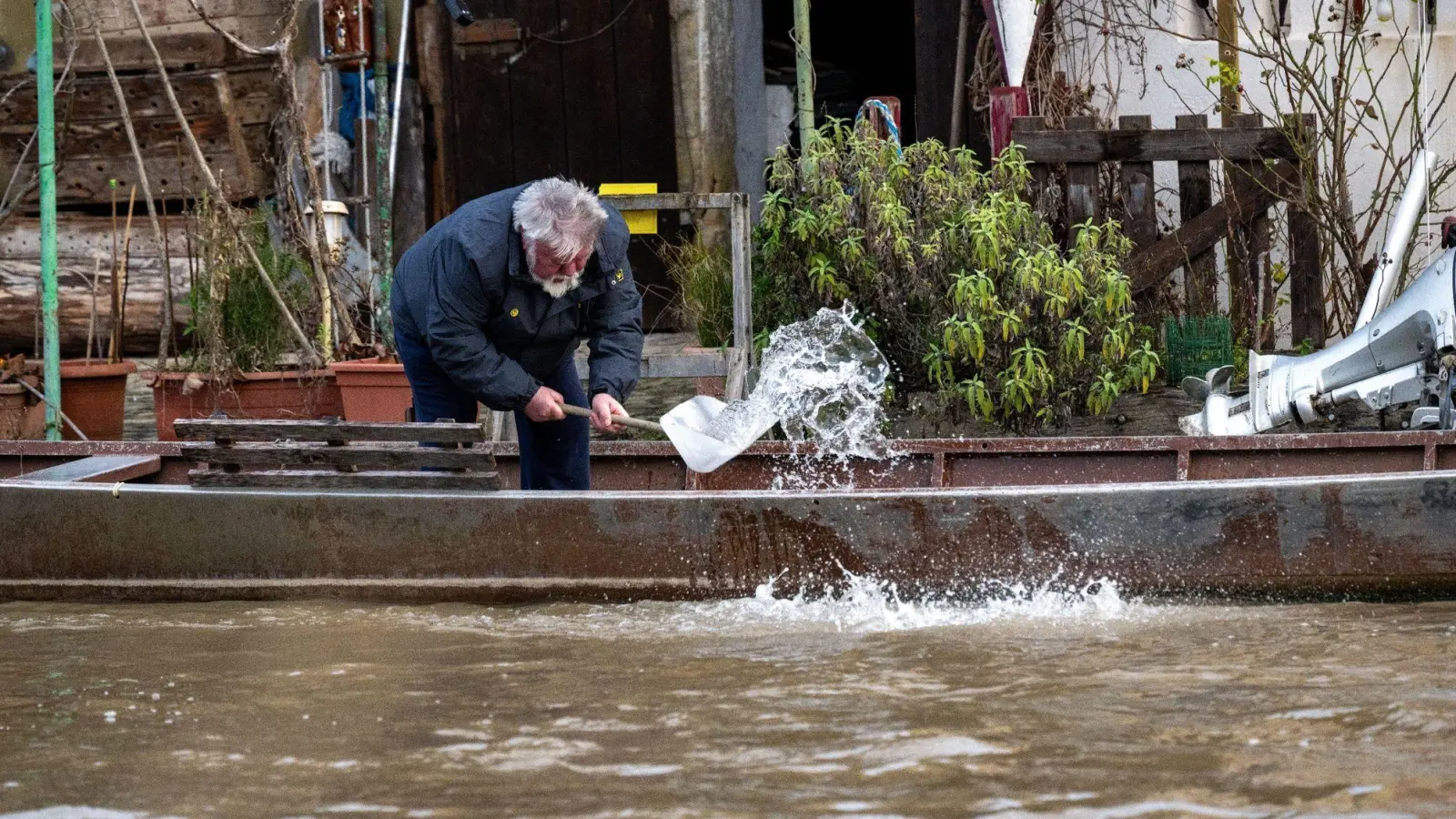Überflutungen nach Starkregenereignissen und bei Hochwasser treten auch in der Region immer wieder auf. Jetzt zeigt eine Karte bedrohte Gebiete. (Symbolbild: Pia Bayer/dpa)