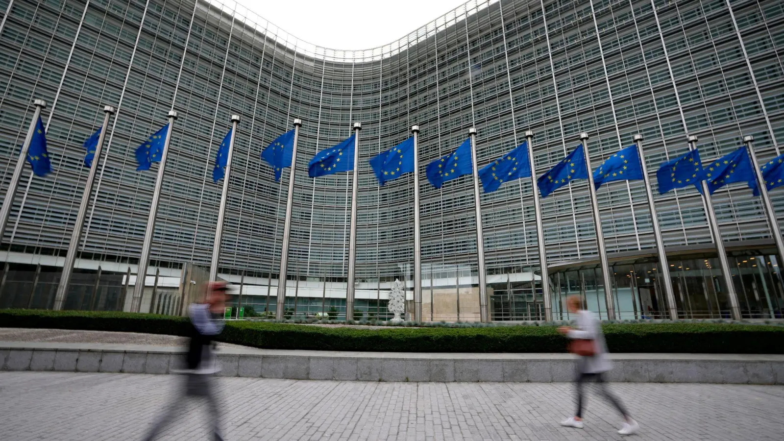 Anfang November hatte die EU-Kommission die Aufnahme von Beitrittsverhandlungen mit der Ukraine empfohlen. (Foto: Virginia Mayo/AP/dpa)