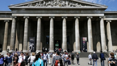 Besucher vor dem Britischen Museum. Wie steht es um die Sicherung der gesammelten Kunstschätze? (Foto: Tim Ireland/AP/dpa)