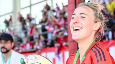 Fußball, Frauen: Bundesliga, Bayern München - SGS Essen, 22. Spieltag, FC Bayern Campus. Münchens Carolin Simon mit der Meisterschale. (zu dpa: «Ex-Nationalspielerin Carolin Simon verlässt FC Bayern») (Foto: Harry Langer)