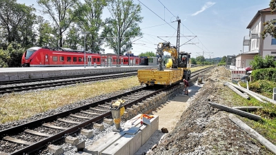 Der Dombühler Bahnhof muss mit Blick auf die S-Bahn-Verlängerung nach Crailsheim baulich ertüchtigt werden. Die Arbeiten an Schiene und Bahnsteig sind angelaufen. Der Zugverkehr läuft weiter und wird über die übrigen Gleise abgewickelt. (Foto: Jürgen Binder)