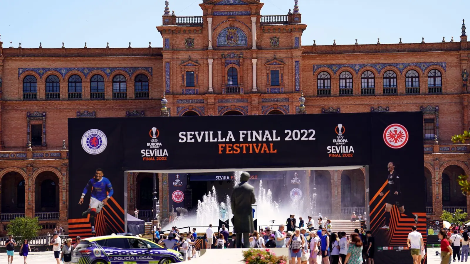 Auf der Plaza de España in Sevilla ist eine Fanzone eingerichtet worden. (Foto: Adam Davy/PA Wire/dpa)