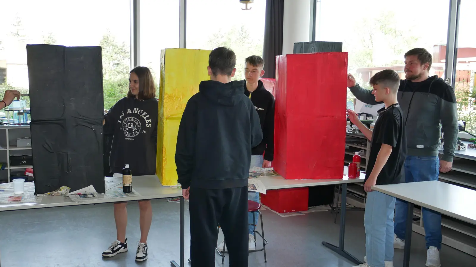 Die Schülerinnen und Schüler der achten Klasse der Mittelschule Feuchtwangen-Land gestalten hier sogenannte Checkpoints für eine Ausstellung zum 75. Geburtstag des Grundgesetzes. Rechts im Bild der verantwortliche Lehrer Fabian Pöbbl. (Foto: Lisa-Maria Liebing)