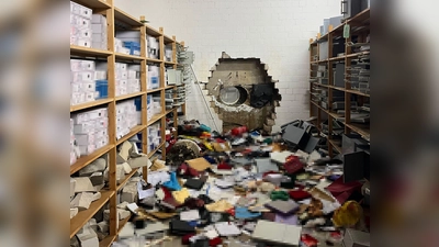 Zahlreiche Unterlagen liegen auf dem Boden des Tresorraums. (Foto: -/Polizei Gelsenkirchen/dpa)