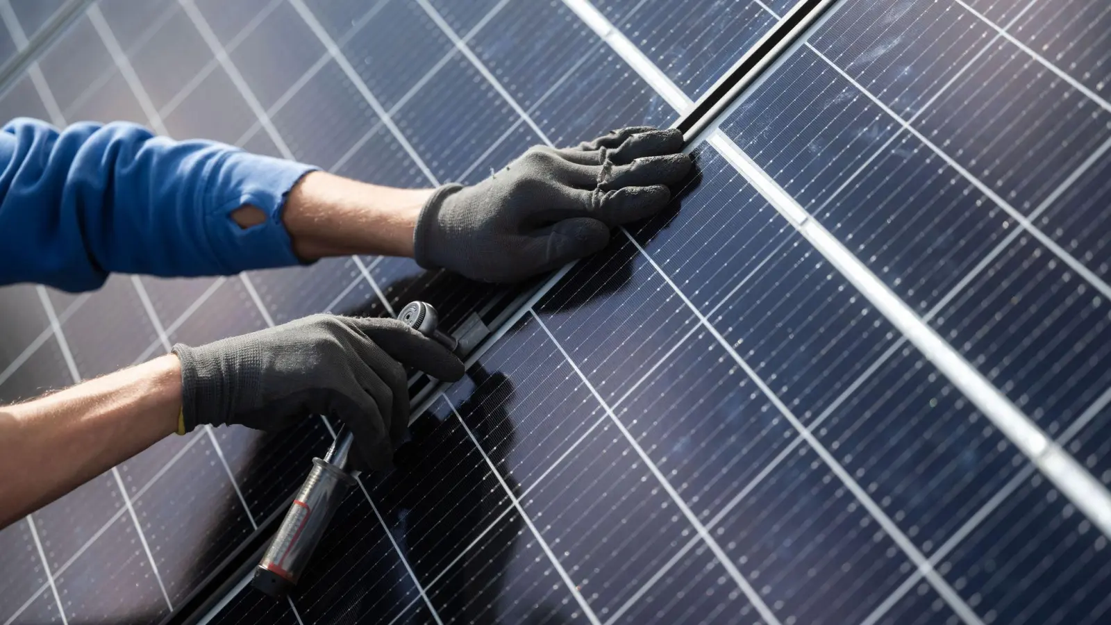 Die Suche nach Fachkräften für die Energiewende gestaltet sich schwierig. (Archivbild) (Foto: Marijan Murat/dpa)