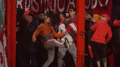 Wütende Fans: Bei der Copa Sudamericana kam es zu Auseinandersetzungen. (Foto: Gustavo Garello/AP/dpa)