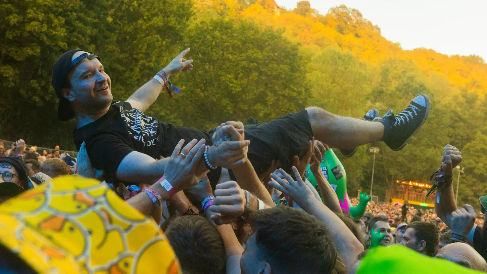 Wer beim Taubertal-Festival 2027 über die Menge surfen will, hat im Idealfall schon ein Ticket – die werden nämlich in Rekordzeit knapp. (Archivbild: Evi Lemberger)