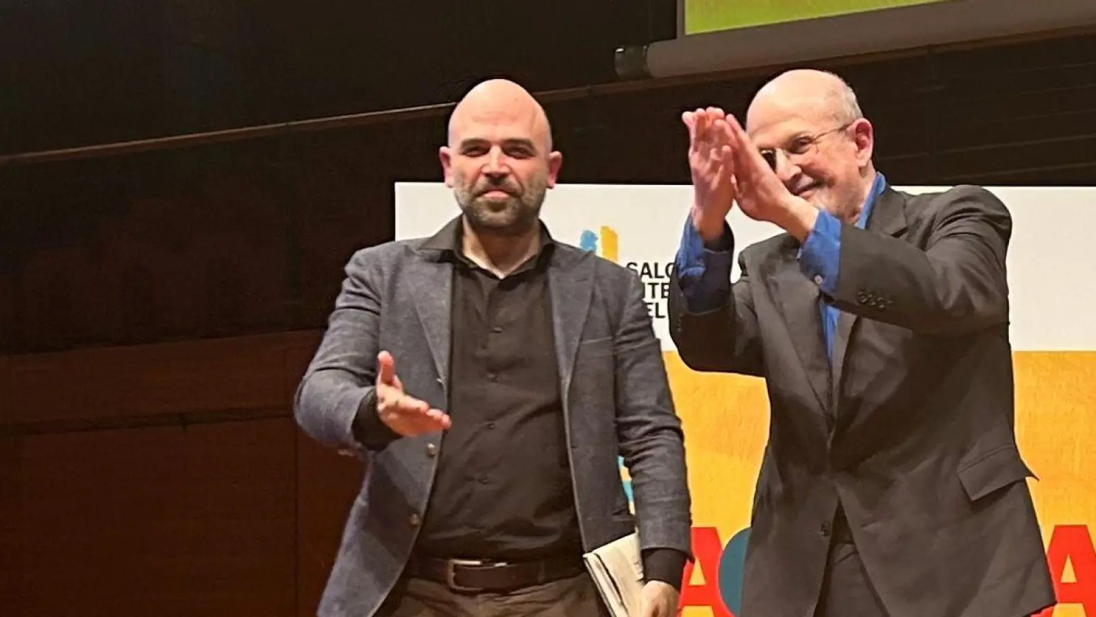 Roberto Saviano (l) und Salman Rushdie auf der Buchmesse in Turin. (Foto: Christoph Sator/dpa)