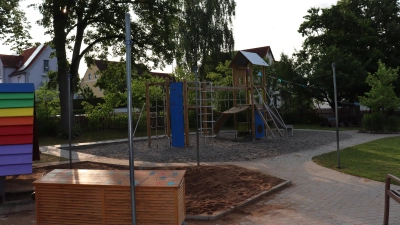Im weitläufigen Kindergarten-Außenbereich kann das Personal nicht immer alle Stellen einsehen. Zwei Kinder haben bereits versucht, über den Holzzaun zu klettern. Der soll nun sicherer werden. (Archivbild: Antonia Müller)