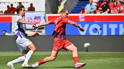 Brachte den 1. FC Heidenheim in Führung: Budu Siwsiwadse (r).  (Foto: Jan-Philipp Strobel/dpa)