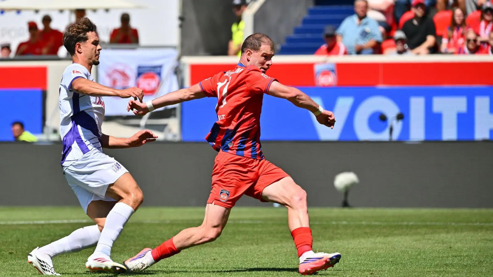 Brachte den 1. FC Heidenheim in Führung: Budu Siwsiwadse (r).  (Foto: Jan-Philipp Strobel/dpa)