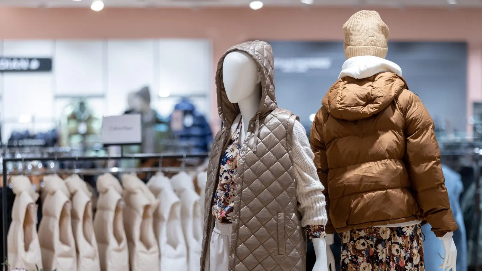 Sind Verkäufer künftig Mangelware in Geschäften? Gerade im Modehandel sind sie aus Sicht von Branchenexperten nach wie vor besonders wichtig. (Symbolbild) (Foto: Daniel Karmann/dpa)