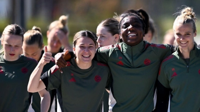 Gute Laune vor dem bislang wichtigsten Spiel des Jahres: die Fußballerinnen des FC Bayern. (Foto: Sven Hoppe/dpa)