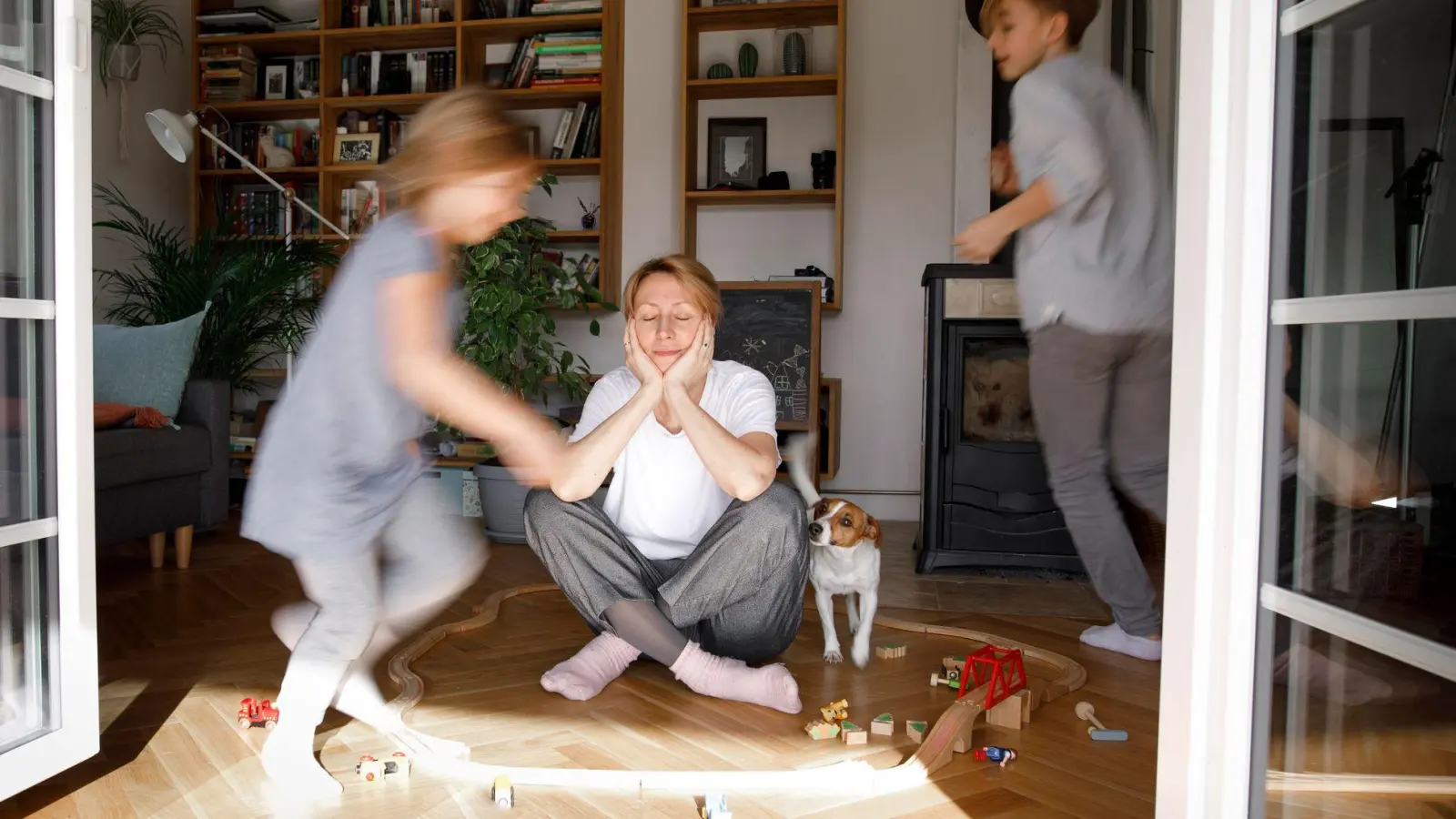 Kita, Kochen, womöglich noch Kollegen-Stress: Wenn alles zu viel wird, können Mütter die Notbremse ziehen. (Foto: Katharina Mikhrin/Westend61/dpa-tmn)