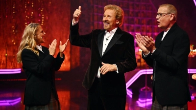 Die Co-Moderatoren Barbara Schöneberger und Günther Jauch hatten zu Beginn der Show zu Ehren von Thomas Gottschalk Schottenröcke an. (Foto: Julia Feldhagen/RTL/dpa)