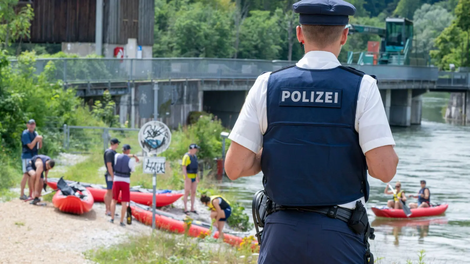 Mit dem Schlauchboot auf der Isar zu fahren ist beliebt - kann aber nicht ganz ungefährlich sein. (Archivbild) (Foto: Peter Kneffel/dpa)