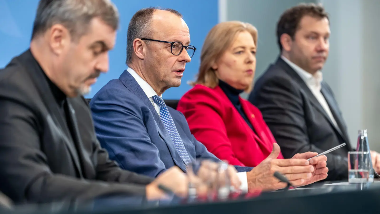 Diese Vier wollen in den nächsten gut drei Wochen die Eckpunkte für ein Reformpaket zustande bringen. (Foto: Michael Kappeler/dpa)
