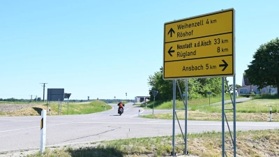 Wer von der Staatsstraße aus in Richtung Weihenzell fahren will, muss künftig den Weg über Rügland und Haasgang wählen. Die Abfahrt an Röshof vorbei wird während der Sanierung gesperrt sein. (Foto: Luca Paul)