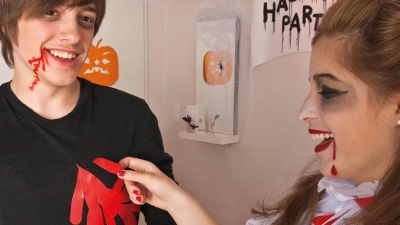 Rotes Gewebeband imitiert Blut: Ausgeschnittene Tropfen und Streifen lassen sich auf ein ausgedientes schwarzes Shirt kleben.  (Foto: Tesa/DIY Academy/dpa-tmn)