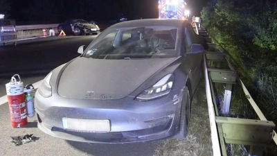 Die beiden Autofahrer wurden leicht verletzt.  (Foto: Ralf Hettler/dpa)