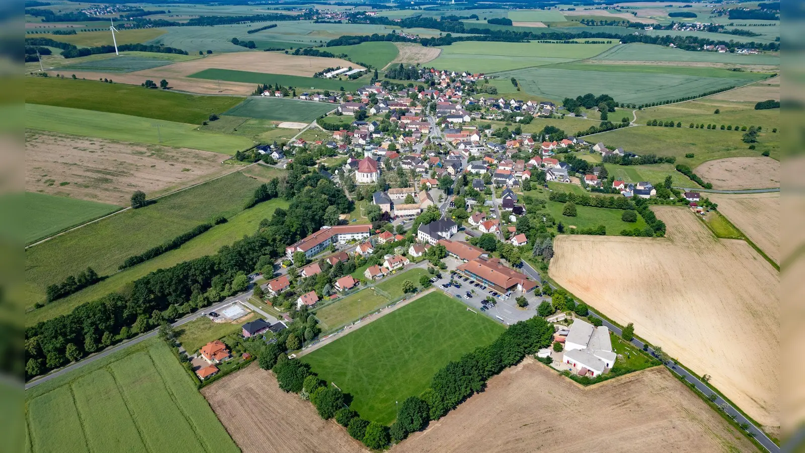 Auch auf dem Land versuchen viele Initiativen, kulturelle Angebote zu organisieren und den Zusammenhalt zu stärken. (Archivbild) (Foto: Robert Michael/dpa)