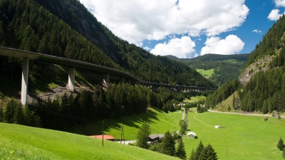 An der Luegbrücke wird inzwischen gebaut - zudem gibt es eine veränderte Verkehrsführung. Das sorgt für Staus. (Archivbild) (Foto: Foto Asfinag/dpa)